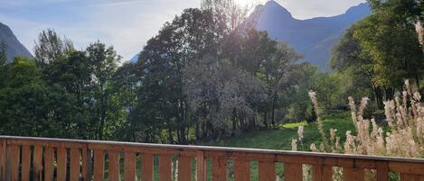 Um deck de madeira com vista para uma paisagem montanhosa.