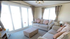 Unclassified image, 2 of 17, button - Stunning mini lodge 5 minutes walk to the beach (Walton-on-the-Naze)