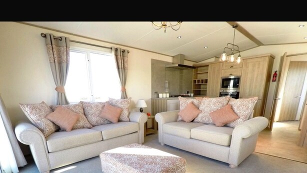 Unclassified image, 1 of 17, button - Stunning mini lodge 5 minutes walk to the beach (Walton-on-the-Naze)