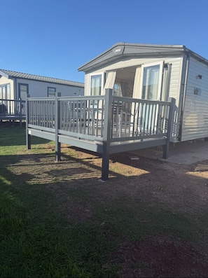 Exterior - Stunning mini lodge 5 minutes walk to the beach (Walton-on-the-Naze)