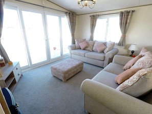 Living area - Stunning mini lodge 5 minutes walk to the beach (Walton-on-the-Naze)