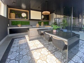A modern kitchen with a central island, seating area, and a decorative ceiling. - Residential Park by Domus Travels (San Joaquín)