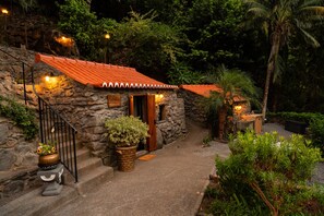 A stone building with a tiled roof, a wooden door, and a sign that reads 'COZINHA'. - Holiday Home 'Edele's House' with Mountain View, Private Terrace and Wi-Fi (Tabua)