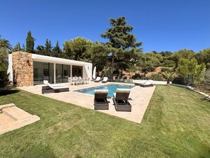 A modern house with a swimming pool, outdoor seating, and a stone wall. - Villa Mimosa with Private Pool (Saint-Cyr-sur-Mer)