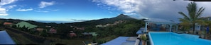 Zona residencial con vista a una montaña y un área de piscina con un mirador.