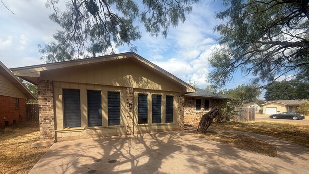 Unclassified image, 1 of 12, button - Terrific 4-bedroom house Southside With 2 sitting areas. (Abilene)