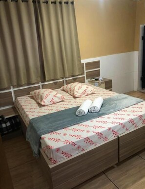 Ảnh chưa phân loại, 4 trong số 18 ảnh, nút