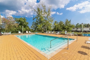 Una piscina rectangular con agua cristalina y un borde de ladrillo.