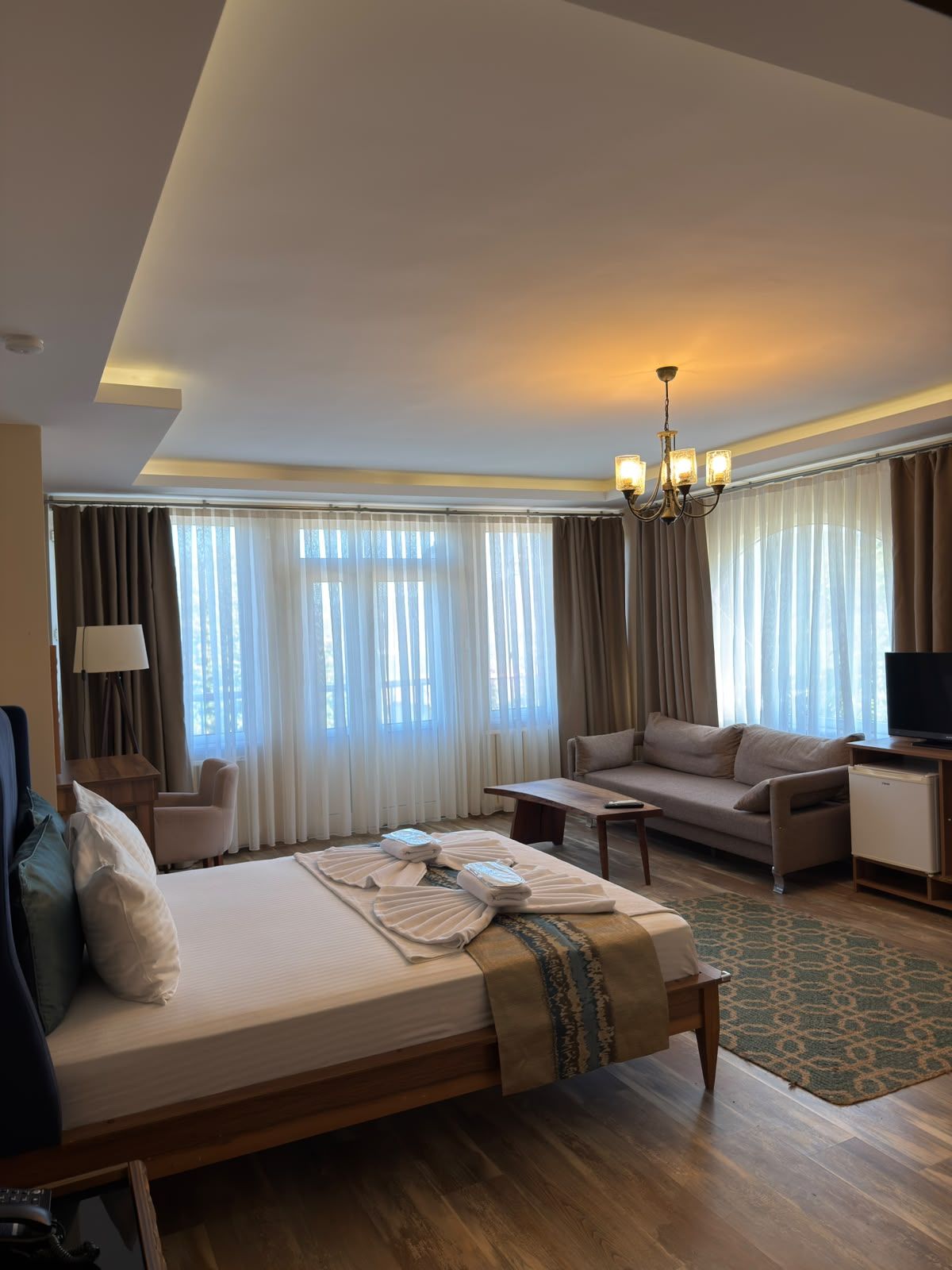 Suite, Lake View | In-room safe, desk, laptop workspace, soundproofing