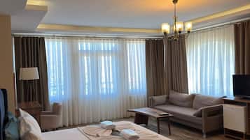 Suite, Lake View | In-room safe, desk, laptop workspace, soundproofing