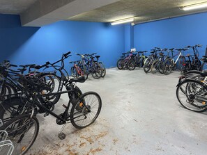 A parking area with multiple bicycles parked against the walls. - Air-conditioned apartment with terrace - 2 guests (Balaruc-les-Bains)