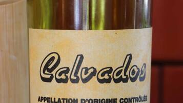 Een etikette van een wijnfles met de naam 'Calvados' en de tekst 'Appellation d'Origine Contrôlée', wat aangeeft dat het een wijn betreft met beschermde oorsprongsbenaming.