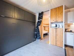 A compact kitchen with a microwave, a sink, and a wooden cabinet. - Modern studio, piste view - 4 guests (La Toussuire)