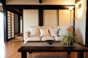 Ein Wohnzimmer mit einer Couch, einem Couchtisch und einer Lampe.