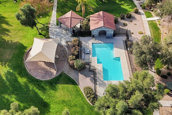 Una propietat residencial amb piscina, terrassa coberta i pati tancat.