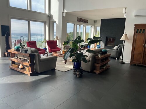 Beautiful modern home with spectacular views of the countryside, near amenities