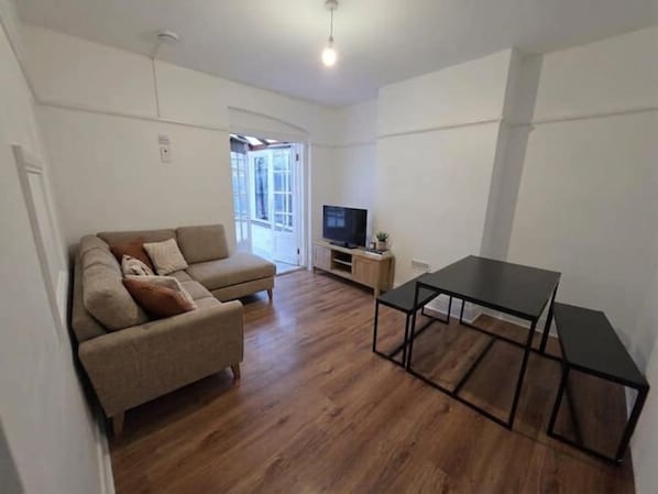 A living room with a sofa, a TV, and a table. - Spacious house in Greater London
5 bedrooms 5 bathrooms (London)