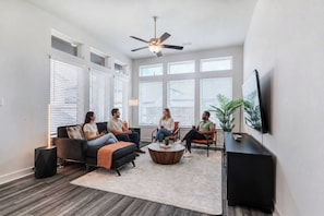 Living area - Stylish 4Bed -3.5 Bath - King bd -Grill - Office- Garage Parking (Richmond)
