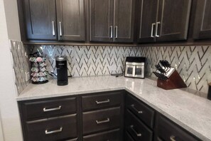 Interior - Stylish 4Bed -3.5 Bath - King bd -Grill - Office- Garage Parking (Richmond)