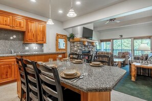 Dining - Snowbird 206 Condo Steps from Canyon Lodge 685 (Mammoth Lakes)