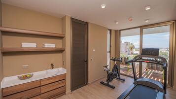 Un baño moderno con un mueble de tocador de madera, un lavamanos blanco y un perchero para toallas.