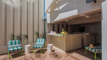 Bar junto a la piscina