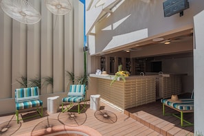 Poolside bar - Hotel Flamingos (La Paz)
