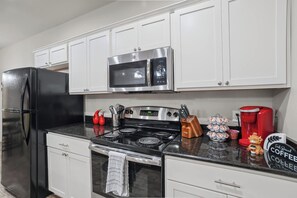 Private kitchen - Wreck 'Em Rally House - 3BR/3BA - Walk to Tech (Lubbock)