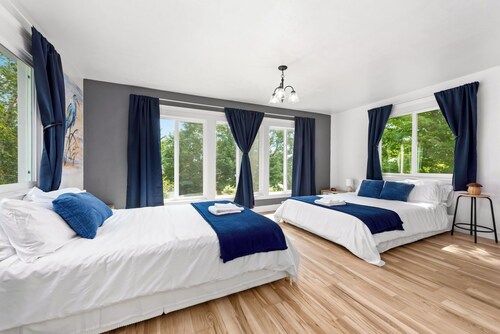 Lakeside 5BR Retreat by Lake Phalen-8 Beds-Fire Pit & Workspace
