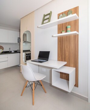 Desk nook with workspace - Executive One BR Near Malls with WiFi & Coworking (Asunción)
