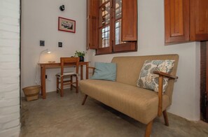 Reading nook with desk and sofa - Casa Rosalba Vintage Stay, Walk to Museums & Cafe (Asunción)