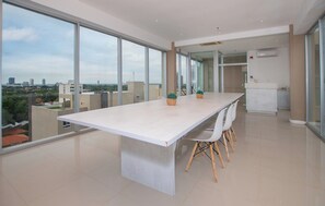 Dining - Spacious Haven, Workspace & Pool, Walk to Malls (Asunción)