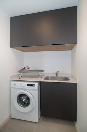 Laundry room with washer - Alban 2BR | Pool, Sauna, Gym & Free Parking (Asunción)