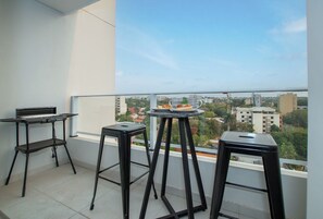 Balcony with grill and city view - Vibrant Stay with Rooftop BBQ, Pool and Near Malls (Asunción)