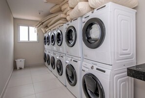 Building shared laundry room - Modern Stay with Kitchen Pool & Gym, Los Laureles (Asunción)