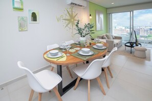 Dining table for six - Spacious Apt Near Villa Morra with Pool&Workspace (Asunción)