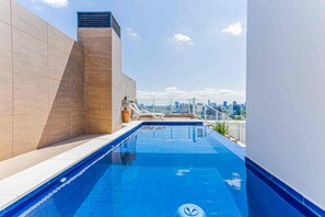 Pool - First Living 2BR | Rooftop Pool, Gym & Parking (Asunción)