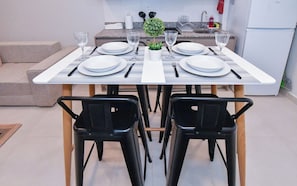 Dining table set for four - Comfy Apt with Pool & CoWorking (Fernando de la Mora)