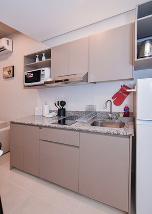 Fully equipped kitchen - Modern 1BR | Pool, Coworking & Free Parking (Fernando de la Mora)
