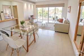 Open-plan living and dining area - N4A2 - Corporate Haven, Workspace, Pool, Dining Nearby (Asunción)