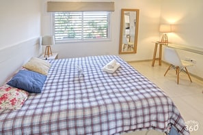 Main bedroom with workspace - N4A2 - Corporate Haven, Workspace, Pool, Dining Nearby (Asunción)