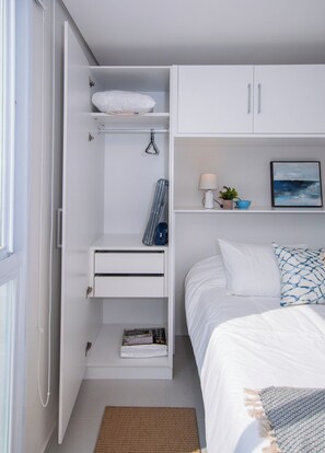 Main bedroom wardrobe storage - Business Apartment with City Views, Pool and Gym (Asunción)