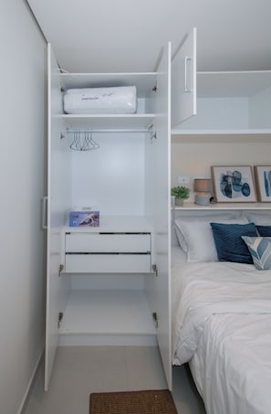 Bedroom closet with shelving and drawers - Cozy Apt with Work Desk Balcony, Pool and Gym (Asunción)