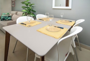 Dining table place settings - Comfortable One BR Apt, BBQ and Free Parking (Asunción)