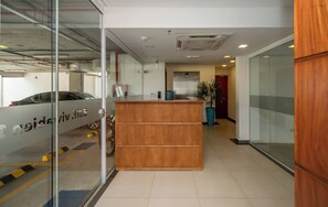 Building lobby reception desk - Comfortable One BR Apt, BBQ and Free Parking (Asunción)