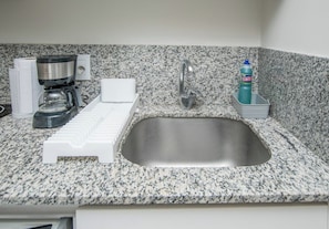 Kitchen sink and coffee maker - Comfortable One BR Apt, BBQ and Free Parking (Asunción)