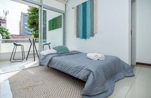 Sofa bed with balcony view - Modern 1BR Villa Morra with Balcony, BBQ & Parking (Asunción)