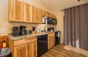 Private kitchen - Liam's Lookout | Smoky Mtn Cabin, Hot Tub & BBQ (Sevierville)