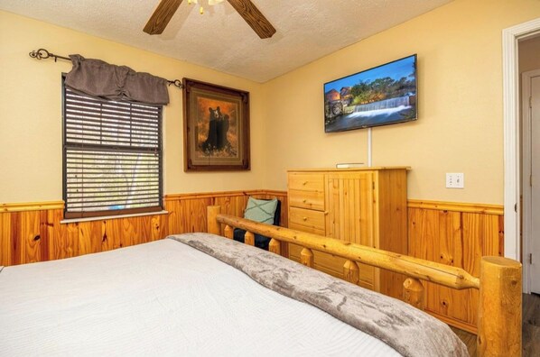 Room - Liam's Lookout | Smoky Mtn Cabin, Hot Tub & BBQ (Sevierville)