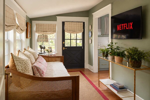 Living Room: A bright and welcoming living room with comfortable seating and a relaxed atmosphere, offering the perfect spot to unwind, chat, or enjoy a quiet evening. - Little Light cozy home near Downtown Louisville! (Louisville)